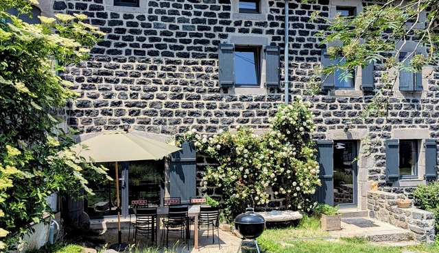 A large 250m2 farmhouse with authentic, rustic charm, Le Repaire