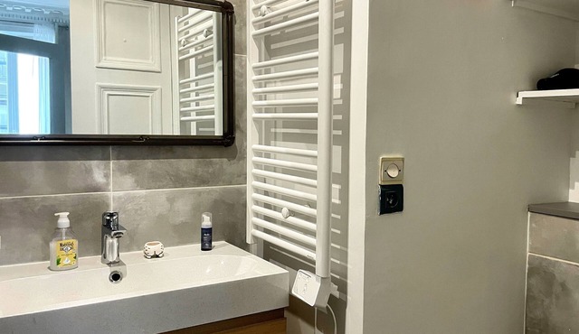 A large Haussmann-style 3p next to Galeries Lafayette.