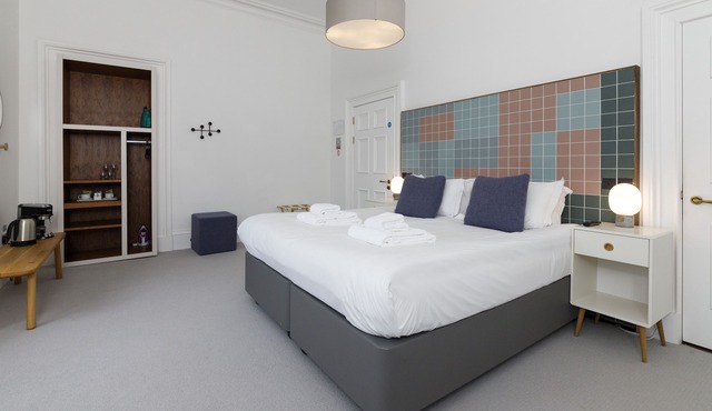 A lews castle that sleeps 2 guests in 1 bedroom