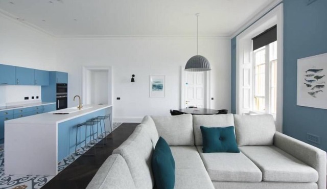 A lews castle that sleeps 2 guests in 1 bedroom