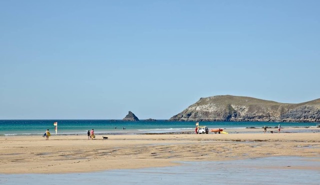 A light and spacious lodge with one double with walk in wardrobe and en-suite shower and one twin.