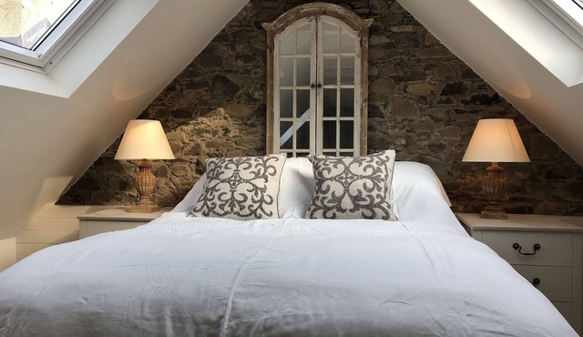 A light filled studio space, with large bathroom and balcony bedroom