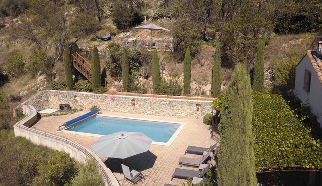 A little bit of paradise in a magnificent environment, heated swimming pool