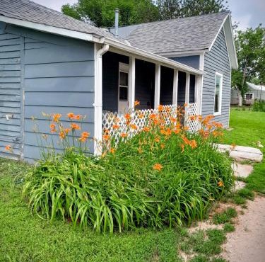 A little Cowboy Cabin by the Badlands!