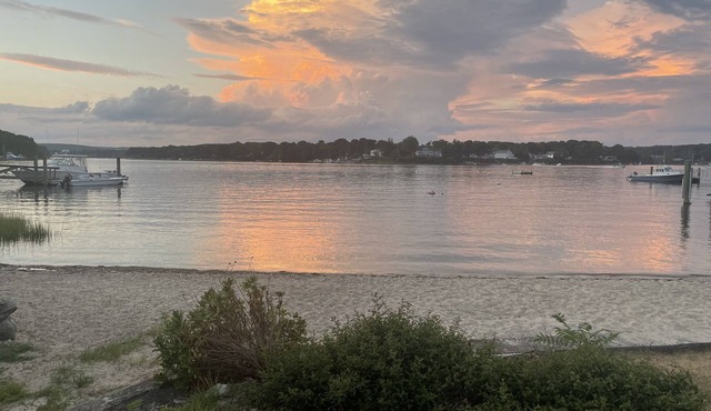 A little Gem 💎water front cottage style beach home