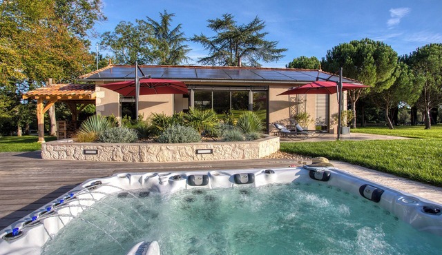 A little house in the meadow, with private spa on its terrace, sleeps 4.