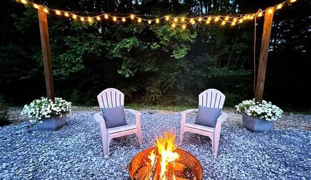 A Little Wanderlust | Cozy Tiny Home for Explorers | King Bed Pet-Friendly Fire Pit