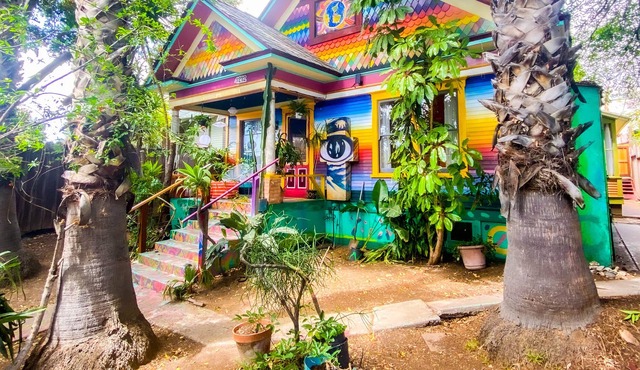 A+ Location!! Artist Oasis! Pool! 8Bed Sleeps 14