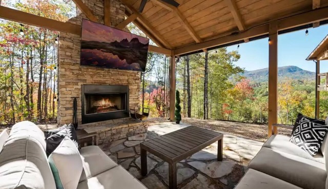 A+Location! Pavilion! Mt.Views! Cabin! Hot Tub! Pool Table! Games! 6 miles to PF