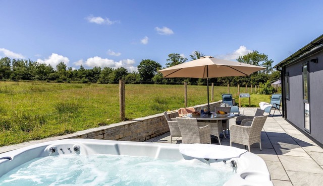 A lodge that sleeps 6 guests in 3 bedrooms