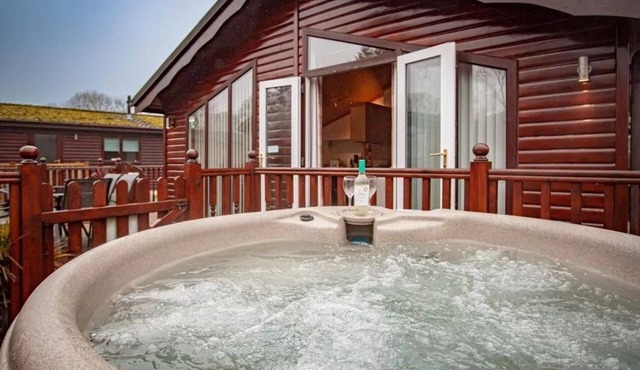 A lodge that sleeps 4 guests in 2 bedrooms