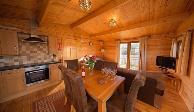 A lodge with a range of amenities, including open plan dining and living area. Free wi fi , bedding