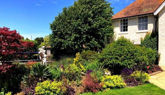 A lovely 2-bed suite15 mins away from Chichester & Glorious Goodwood!