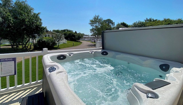 A lovely and modern holiday home to sleep five with one master double bedroom with en suite W.