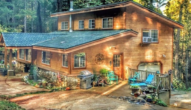 A Lovely Cabin House at Way Woods Retreat with outdoor Hot Tub & Full Amenities.