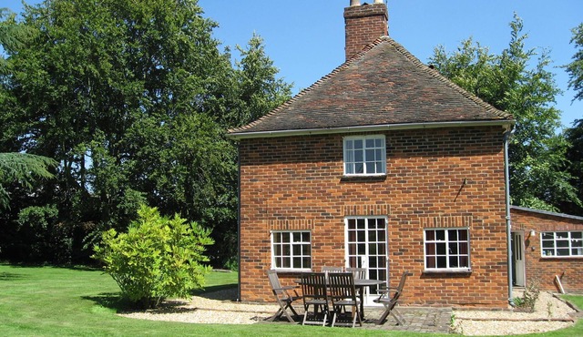 A lovely cottage sleeping six, with huge private garden, patio, french windows. The cottage is locat