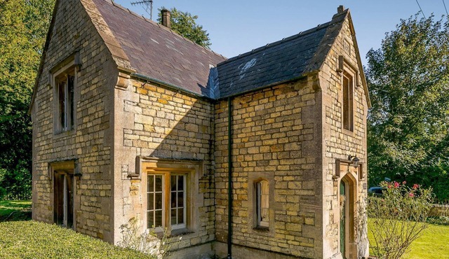 A lovely cottage ideal for a relaxing break, with park walks, a nearby gastro-pub and tearooms.