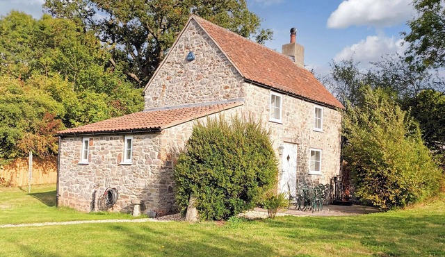 A lovely cottage with countryside views in an ideal location.