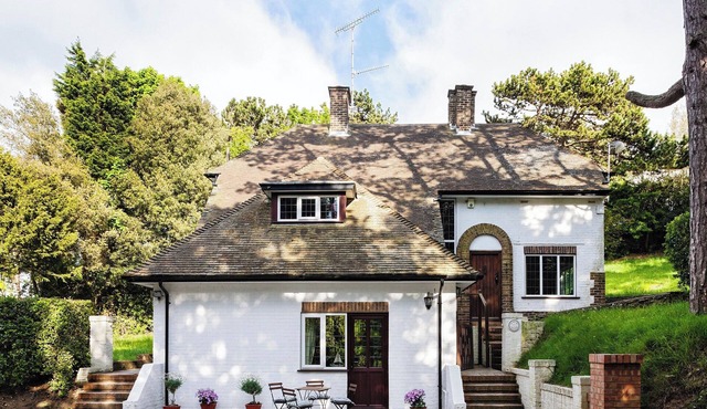 A lovely, modern apartment just 350 yards from the beach.