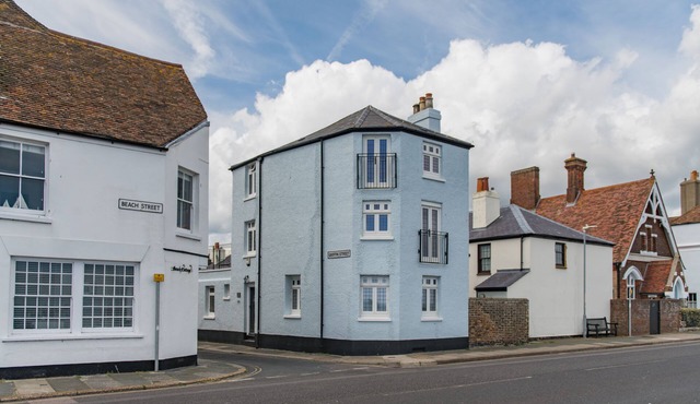 A lovely seafront property located in the heart of Deal sleeping 6/8