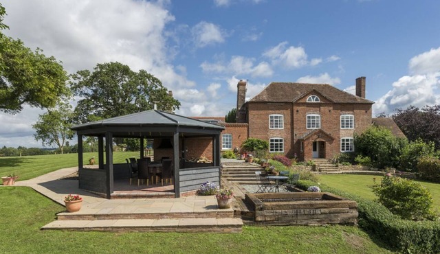 A lovingly renovated Queen Anne style property that dates back to the 1690s.