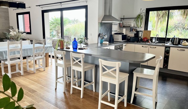 A luminous wooden house in the Pays des Abers, close to sandy beaches.