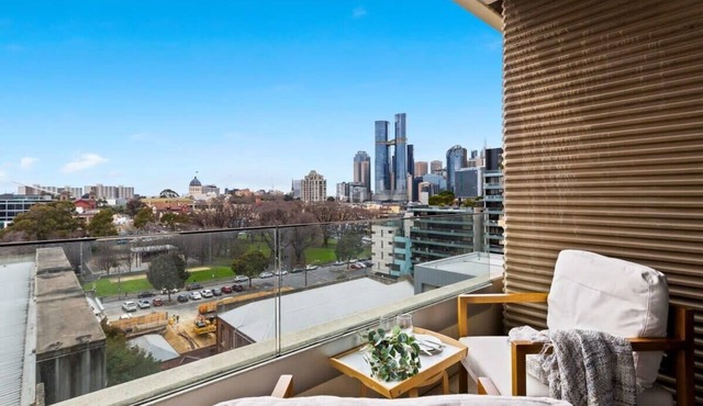 A Lux 2BR Apt Next to Melbourne Uni, Free Parking