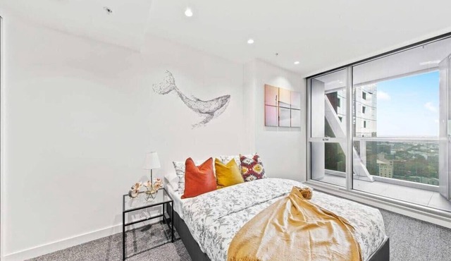 A Lux & Cozy Apt Next to Southern Cross Station