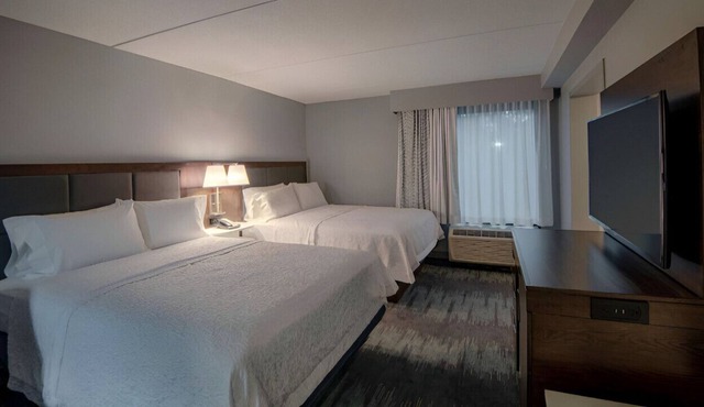 A Luxurious and Beautiful Queen Room! Free WiFi