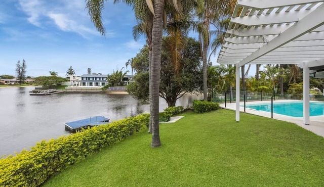 A Luxurious Waterfront Oasis!