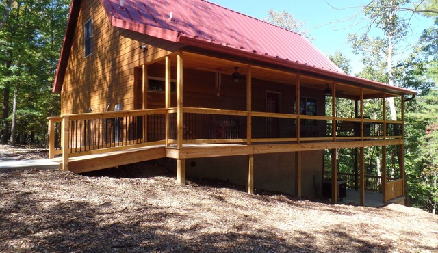 A luxurious cabin quietly tucked away in the woods, dog-friendly, Fiber WiFi