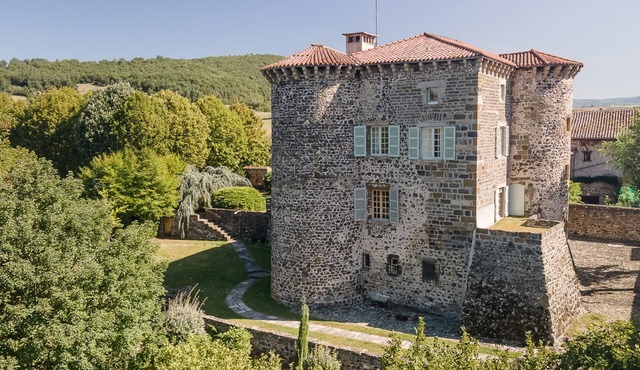 A luxurious chateau in the Auvergne in a remarkable setting!