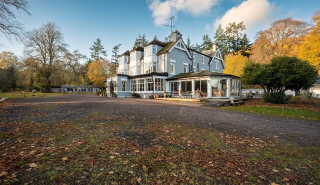 A luxurious Country home- 2 mins drive to Loch Ness (sleeps 28)