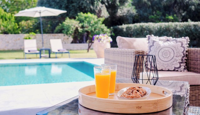 A Luxurious Family Retreat in Acharavi with private guest house