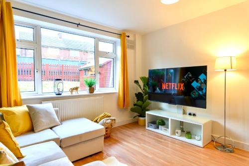 A Luxurious Home with Hot Tub and Man Cave! 9ppl