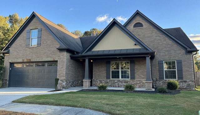 A Luxurious, Newly Renovated Ranch (2012 sqft)