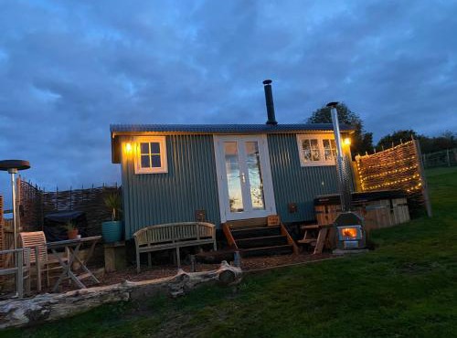 A luxurious sunrise & sunset Shepherds Hut with wood burning stove & Hot Tub, Elham Valley, Kent