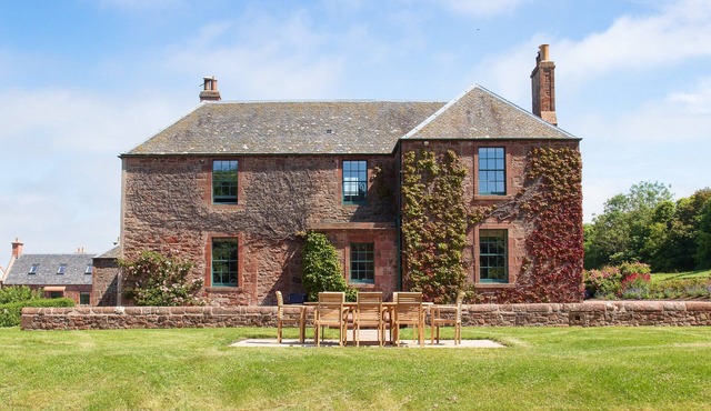 A luxuriously appointed farmhouse with excellent entertaining space for families and groups.
