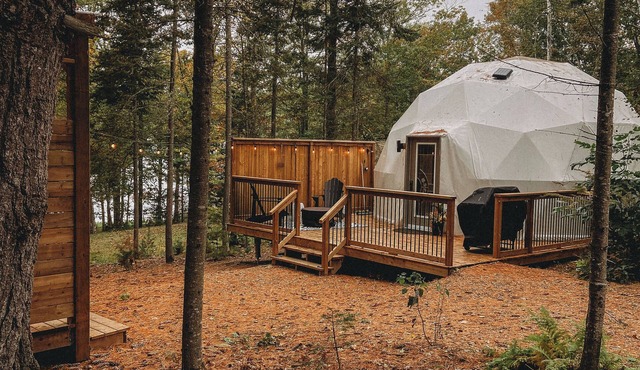 A luxury dome experience w/private hot tub & lake access in rural New Brunswick