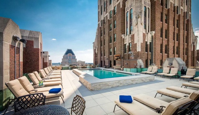 A Luxury Downtown 1-Bedroom w/a Roof Top pool & Spectacular View