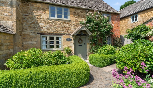 A Luxury Family Friendly Holiday Cottage in the Cotswolds - Spring Cottage