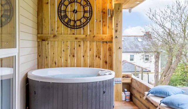 A luxury garden lodge with HOT-TUB, sun terrace - sleeps up to 7 guests