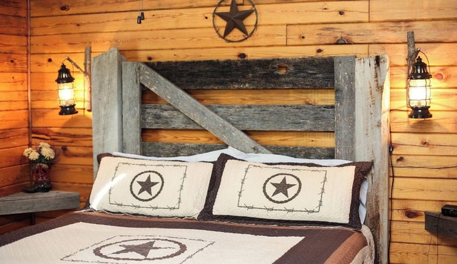 A Luxury King Suite Cabin in the Ozarks