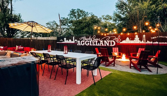 A&M LUXURY GAME DAY HOUSE - 1 mile to Kyle Field, Hot Tub, Fire Pit, Golf
