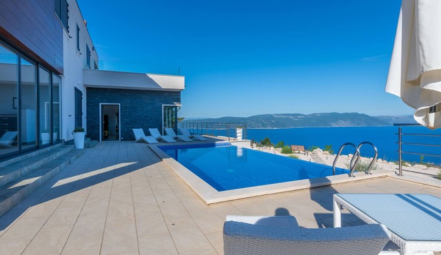 A magical sea view, a magical villa