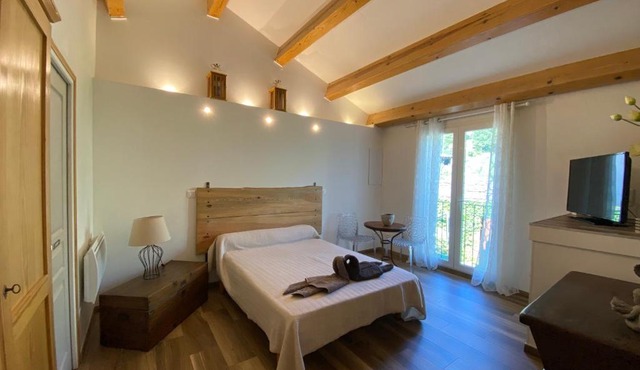 A MANDRIA, appartements avec cuisine 30m2, patio, vue Montagnes et citadelle, 5 minutes à pied du centre ville et des rivières
