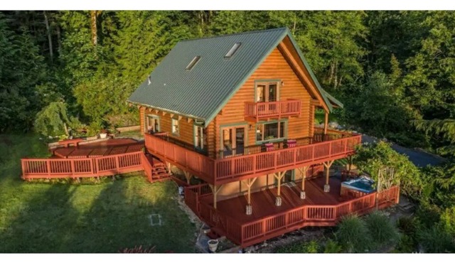 A Marvelous Mountain Log Cabin Retreat w/hot tub