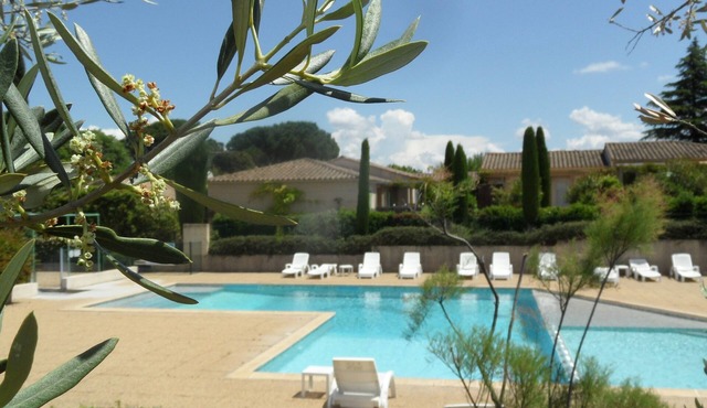 A Mazet at the foot of the Alpilles (2 stars)