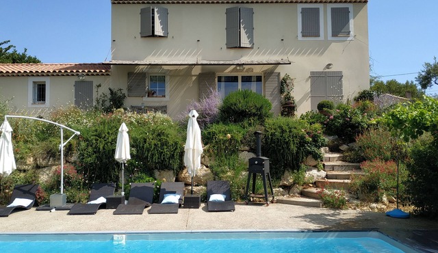 A Mazet with swimming pool in the Luberon park near shops