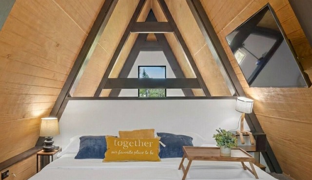 A-Mazing A-Frame/Tiny Home!/Loft/1 Mile to the Beach!